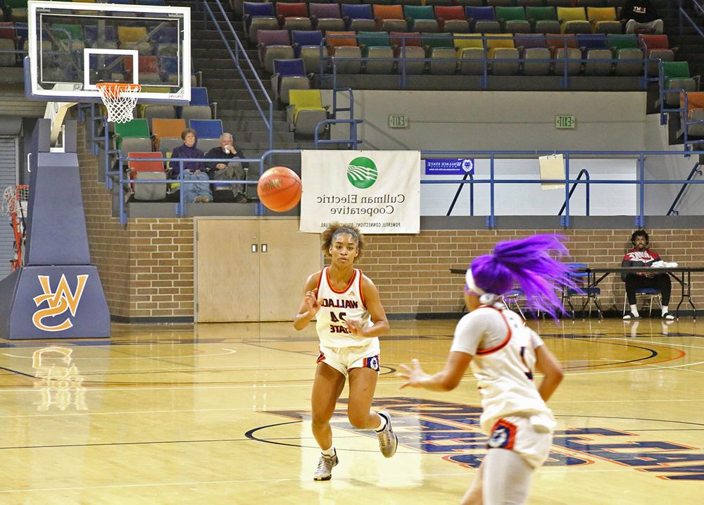 Emariah Grant (12) passes to Nylaa Fuller (24)