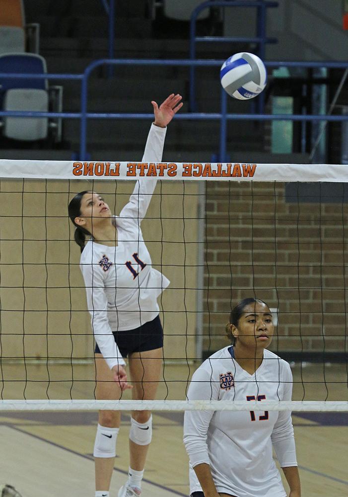 Freshman Amanda Monge of Davenport, Fla. (right) and Freshman Aliana Quesada of Orlando, Fla. 